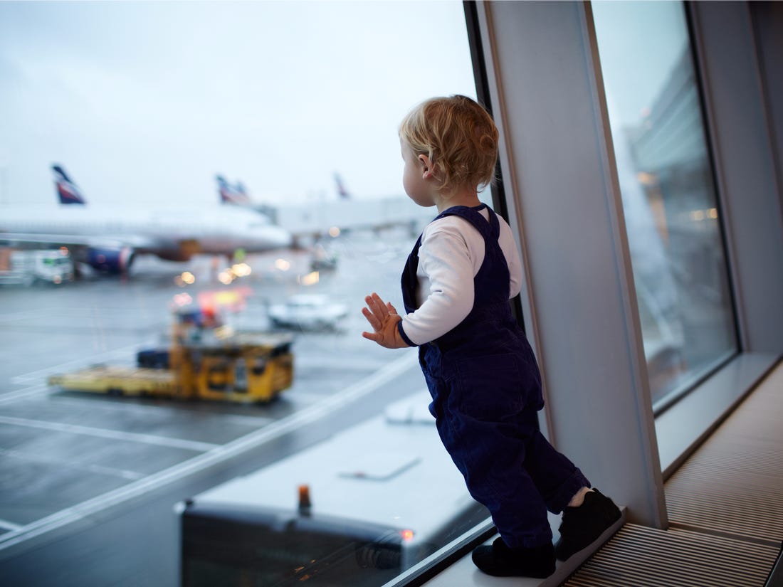 Cómo Deben Viajar Los Niños Y Bebés En El Avión, Taxi O  - Race